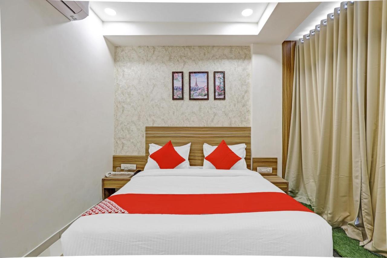 Oyo Flagship 86605 Hotel The Meriton Amhedabad Dış mekan fotoğraf