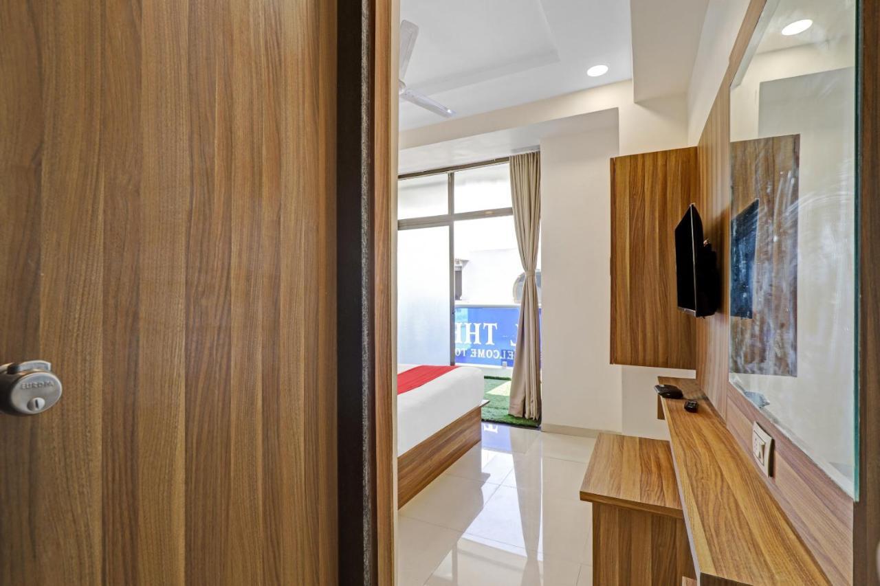 Oyo Flagship 86605 Hotel The Meriton Amhedabad Dış mekan fotoğraf