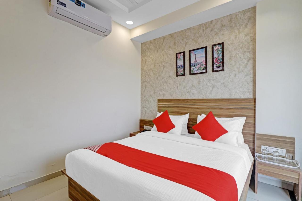 Oyo Flagship 86605 Hotel The Meriton Amhedabad Dış mekan fotoğraf