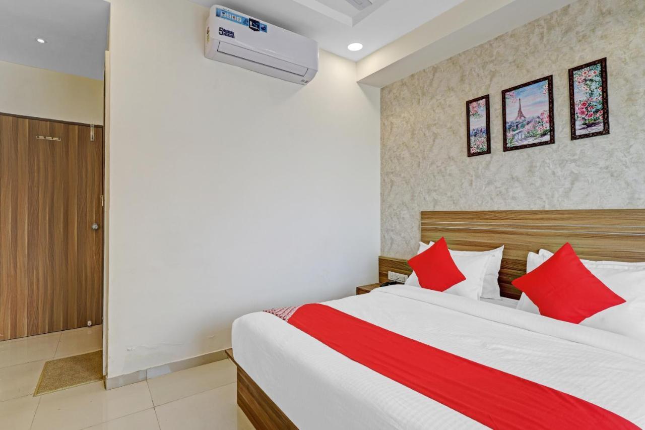 Oyo Flagship 86605 Hotel The Meriton Amhedabad Dış mekan fotoğraf