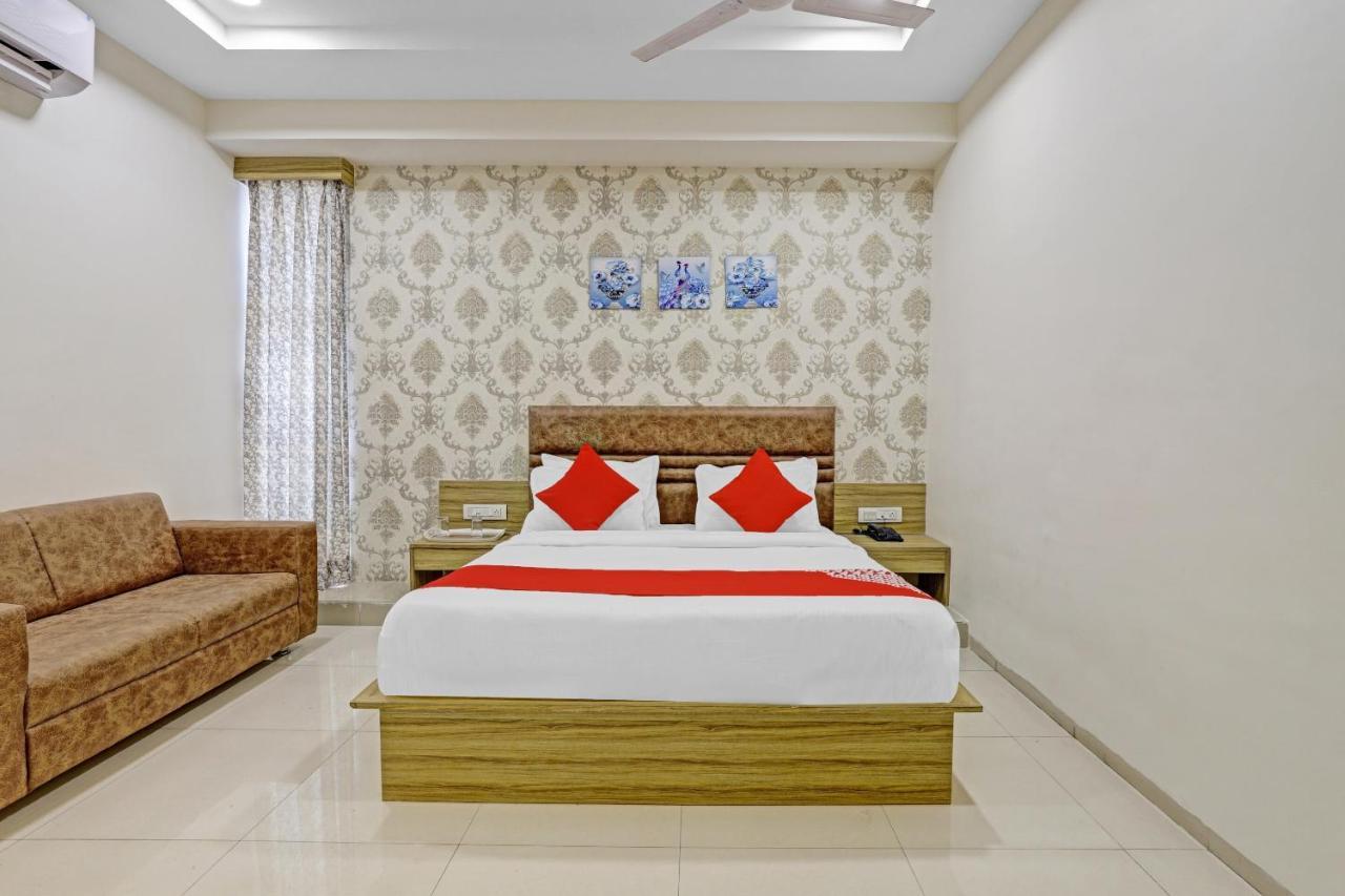 Oyo Flagship 86605 Hotel The Meriton Amhedabad Dış mekan fotoğraf