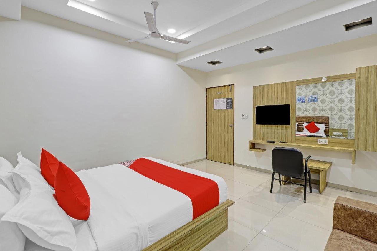 Oyo Flagship 86605 Hotel The Meriton Amhedabad Dış mekan fotoğraf