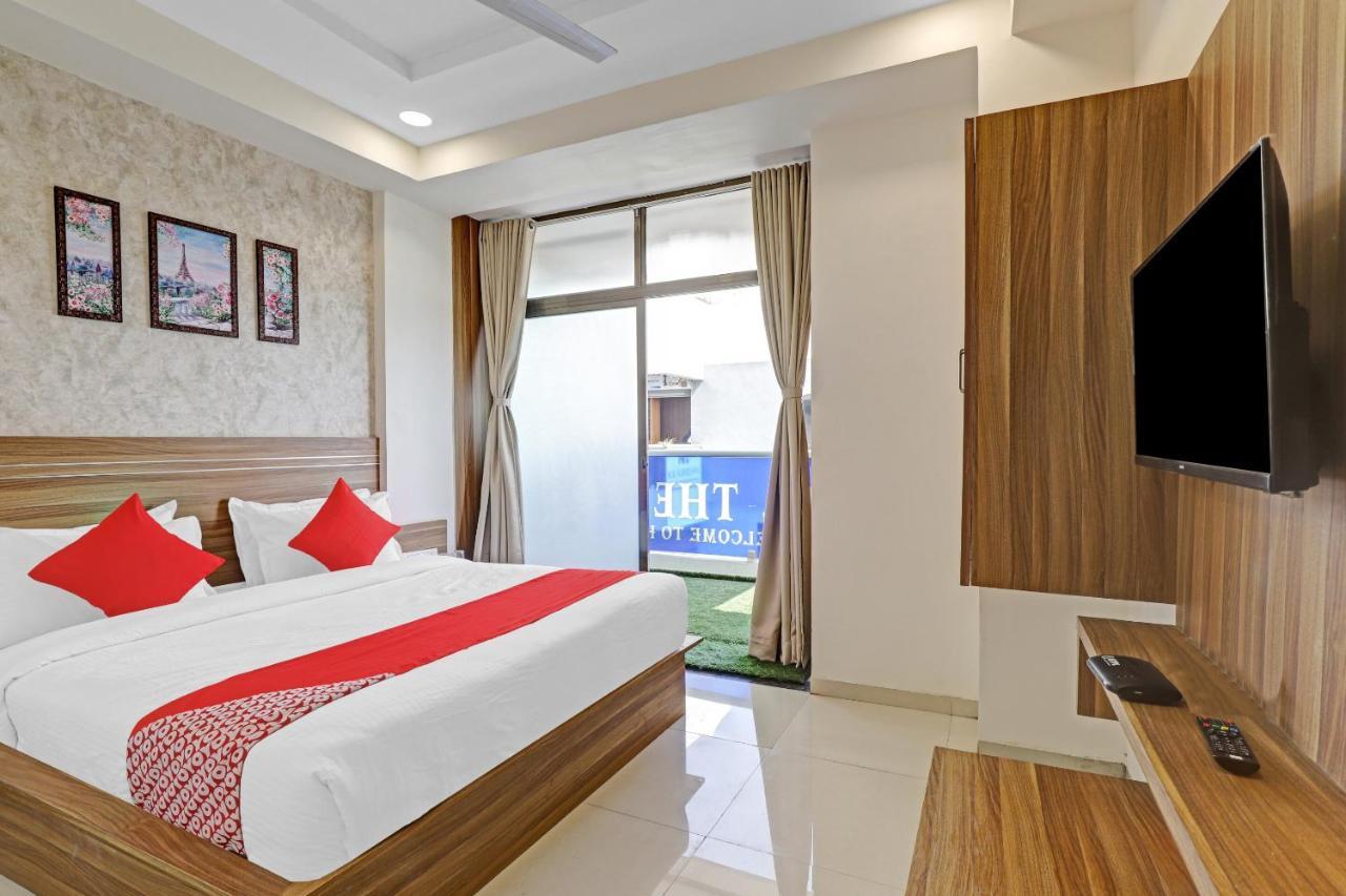 Oyo Flagship 86605 Hotel The Meriton Amhedabad Dış mekan fotoğraf