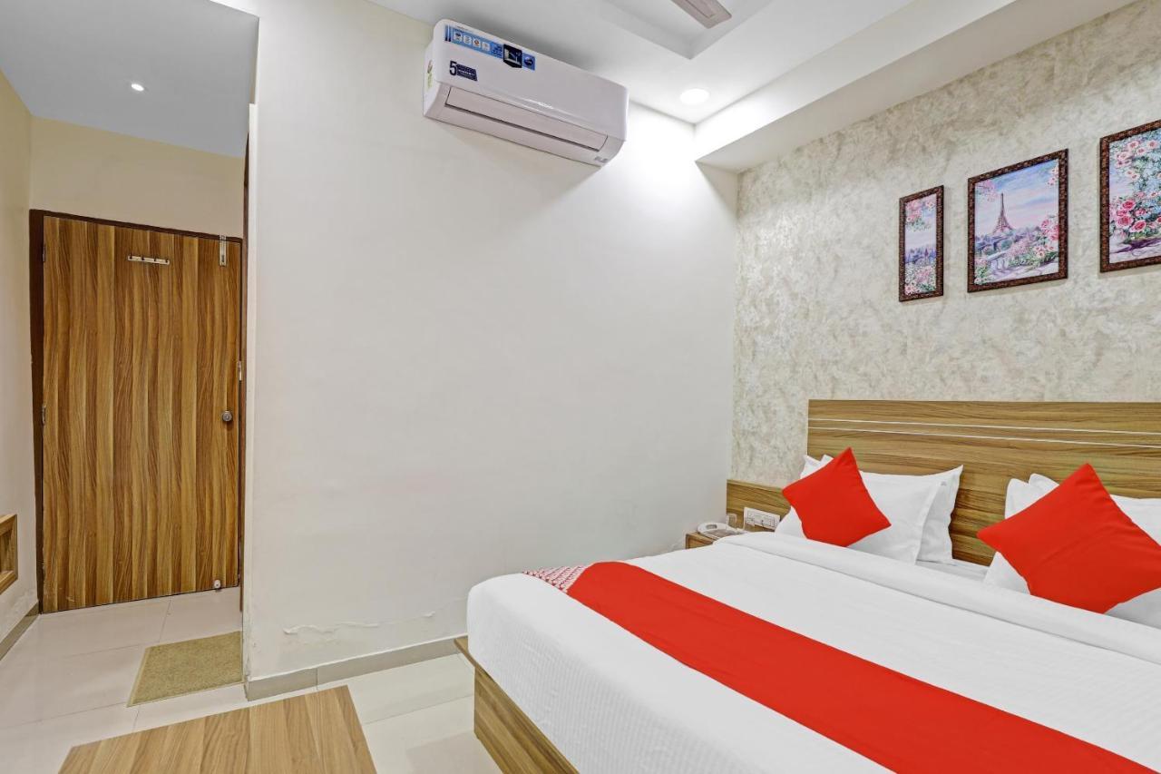 Oyo Flagship 86605 Hotel The Meriton Amhedabad Dış mekan fotoğraf
