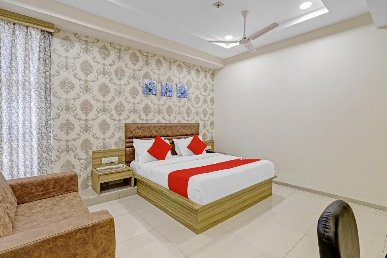 Oyo Flagship 86605 Hotel The Meriton Amhedabad Dış mekan fotoğraf