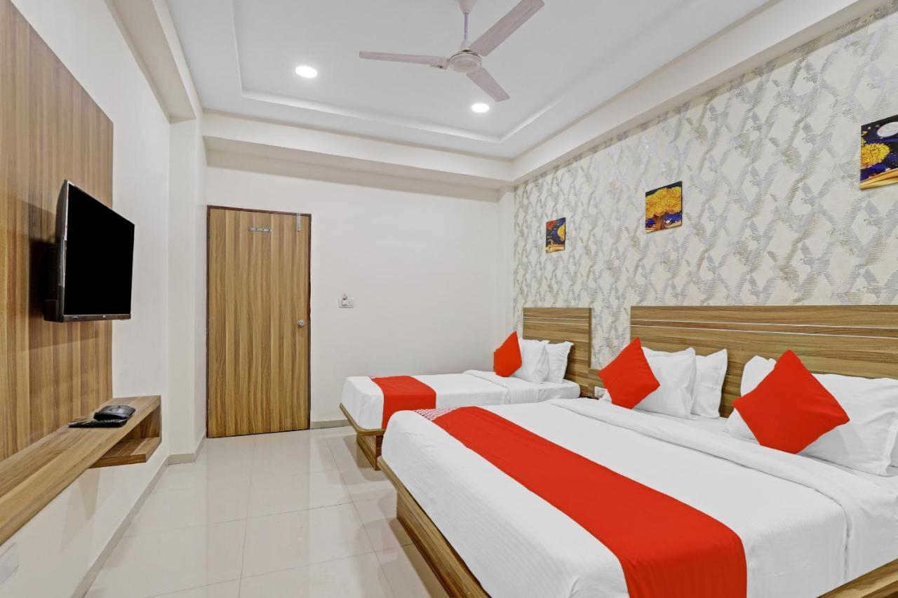 Oyo Flagship 86605 Hotel The Meriton Amhedabad Dış mekan fotoğraf